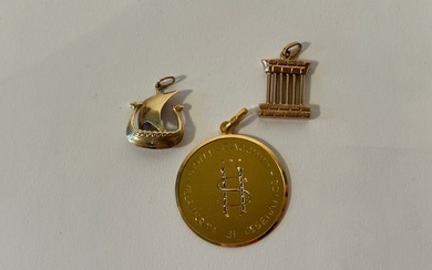 Lot comprenant : Médaille en or jaune 18K 750‰, de forme ronde, gravée « HOTEL...