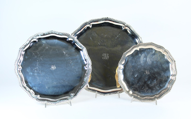 Lotto composto da tre piatti in argento a profilo mistilineo, bordo cordonato, monogramma FB inciso nel cavetto. Milano. Due argentiere…