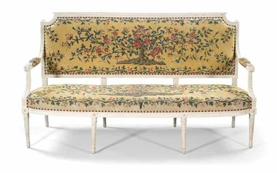 MOBILIER DE SALON un canapé et quatre fauteuils à la ReineÉpoque Louis XVI Hêtre sculpté...