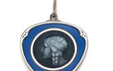 Médaille pendentif en argent (800), de forme triangulaire rehaussé d'émail polychrome sur fond guilloché, le...