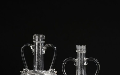 NORMANDIE, XVIIIe siècle Deux carafes en verre gravé et verre filé. H. 26 et 23...