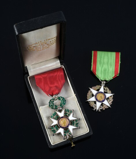ORDER OF THE LEGION OF HONOUR (France). Knight's badge, silver, gold and enamel, with red moiré silk taffeta ribbon, preserved in its original case. The Agricultural Merit Medal (1883) is attached, with ribbon. H. : 6 cm - L. : 3,5 cm.