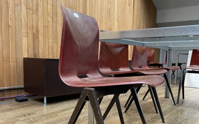 PAGHOLZ édition GALVANITAS Suite de six chaises En bois vernis Piètement en métal