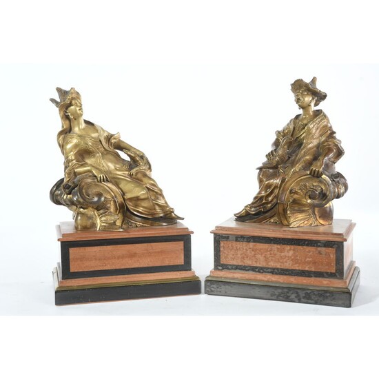 PAIRE DE SUJETS en bronze à belle patine dorée ancienne représentant un couple de personnages...