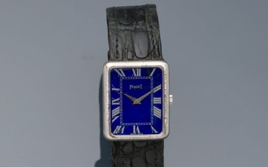 PIAGET No 9298 Circa 1970 Montre bracelet d'homme, la lunette rectangulaire godronnée en or gris...