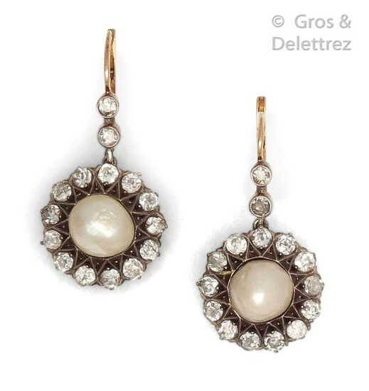 Pair of " Dormeuses " in yellow gold and silver, each adorned with a mabé pearl in an entourage of antique cut diamonds. Longueur : 3 cm. P. Brut : 6.3 g.