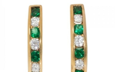 Pair of earrings TIFFANY&CO in 18kt yellow gold, 90's. Bicolor Creole model with emeralds, round