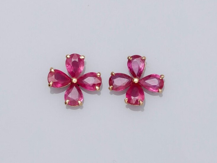 Pair of flower earrings in 18K yellow gold 750°/00 (18K), set with pear cut rubies for about 1.40 ct. 0.8 g. Width: 8.6 mm. Eagle's head punch