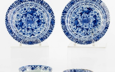 Paire d'assiettes chinoises à décor bleu-blanc de "poissons et crabes", 19e siècle. État de conservation...