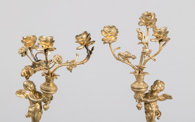 Paire de CANDELABRES en bronze doré à décor d'angelots tenant un vase à trois bras...