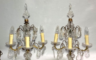 Paire de GIRANDOLES en bronze et verre à quatre bras de lumière ornés de pendeloques...