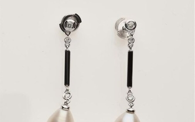 Paire de PENDANTS D'OREILLES en or gris 750/°° émaillés noir, retenant une perle rose d'eau douce surmontée d'un diamant taillé en brillant en serti clos. Système Alpa. H. : 4,5 cm. PB : 7,4 g.