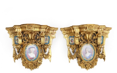 Paire de consoles françaises spectaculaires en bronze dore avec des miniatures en porcelaine dans le...