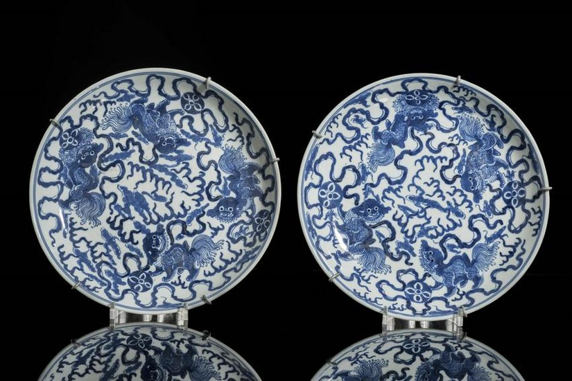 Paire de coupes en porcelaine de Chine, décor en