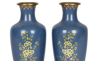 Paire de vases cloisonnés chinois en bronze émaillé bleu et doré. Quelques chocs de surface....