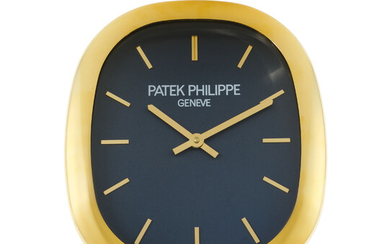 Patek Philippe, Ellipse, horloge murale en métal doréMouvement: quartzBoîtier: dim. 30 x 25.5 cmSignature: cadran