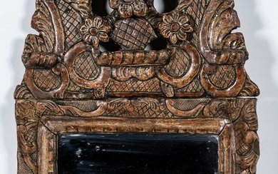 Petit miroir à fronton en bois sculpté à décor de fleurs et agrafes. Epoque XVIIIème....