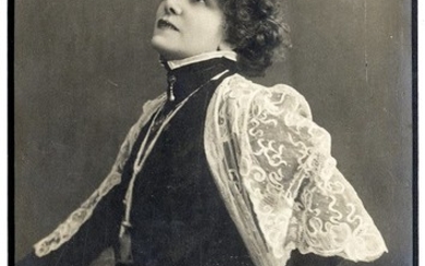 Photograph of Jewish Theater Actress Sarah Bernhardt, Signed by her. Paris 1907