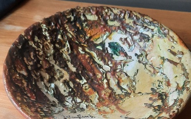 Plat en terre cuite glaçurée, diamètre 34cm, signature à déchiffrer, bon état