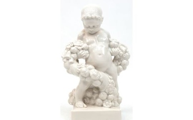 Porzellanfigur "Putto mit Blumengirlande", Schwarzburger Werkstätten, Entwurf Gerhard Schliepstein