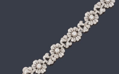 Pulsera con motivos florales con diamantes talla brillante y 8/8 de aprox. 7,32 ct en total. Años '50.