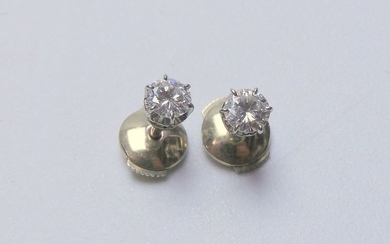 R44 - Pair of earrings in white gold...