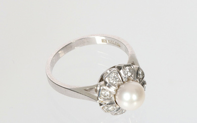 RING WITH PEARL AND DIAMONDS tot approx 0,24ct, 18K white gold, 1985.