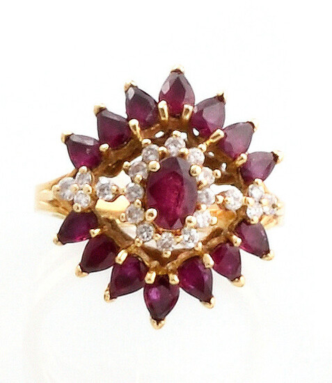 RING in 18K yellow gold, adorned with an oval cut ruby in a setting of brilliant-cut diamonds, shouldered with pear-cut rubies. TDD: 57. Gross weight: 8.5 gr. A yellow gold, ruby and diamond ring.