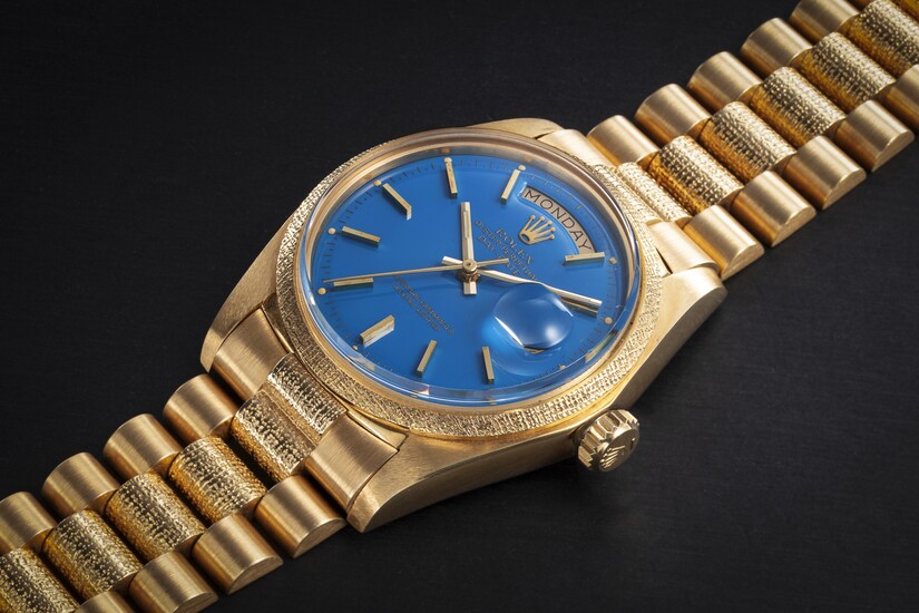 ROLEX, DAY-DATE REF. 1811, A GOLD AUTOMATIC WRISTWATCH WITH BLUE STELLA LACQUER DIAL