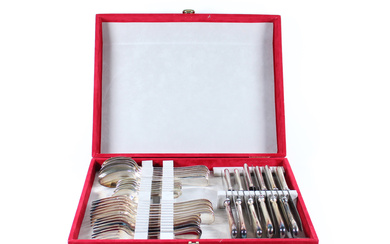 Servizio di posate in argento per sei persone composto da sei forchette, sei cucchiai, sei coltelli, sei forchette e coltelli…