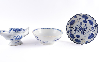 THREE PIECES OF WORCESTER BLUE AND WHITE PORCELAIN (3)