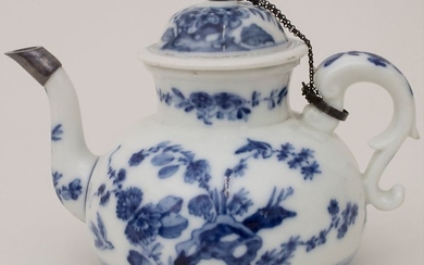 Teekanne / A tea pot, Meissen, um 1725...