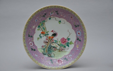 Un grand plat en porcelaine de Chine 'phénix' (dia40.5cm)