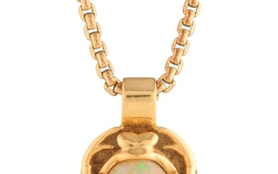 Un pendentif en opale cabochon en forme de scarabée, suspendu à une chaîne à maillons...