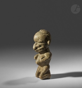 Une ancienne statuette Pomdo dans une posture clas…