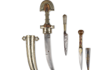 Une koummya en métal et une dague ottomane à poignée...