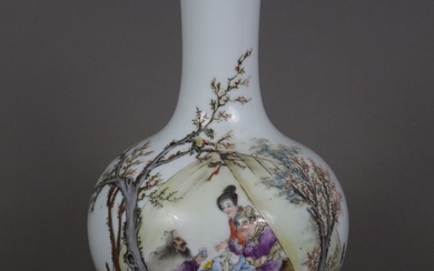Vase bouteille - type tian qiu ping, Chine, peint avec des émaux polychromes : Société...