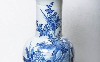 Vase de fond (Chine, probablement 18e s.), peinture bleue avec des motifs de phénix, d'animaux...