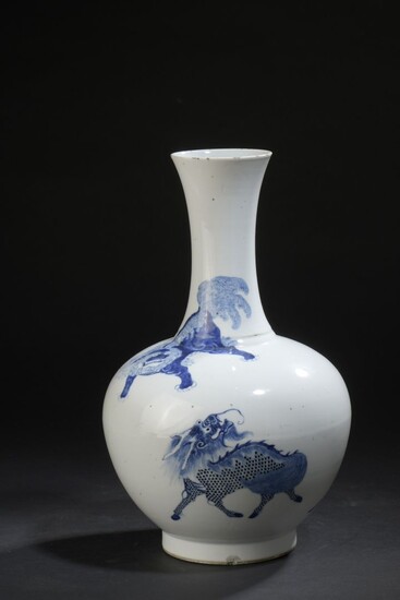 Vase en porcelaine bleu blanc Chine, fin... - Lot 60 - Daguerre