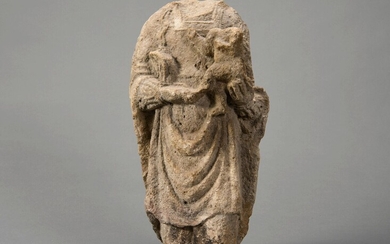 Vierge à l'Enfant Pierre calcaire XIV-XVème siècle. Fragment H : 40 - L: 25 cm...