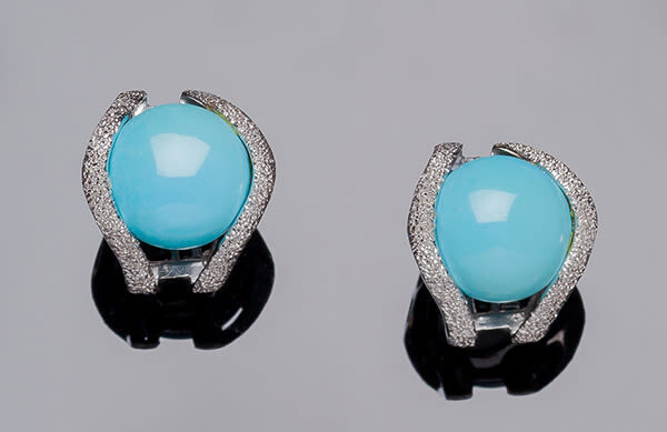 White gold earrings, with a reconstituted turquoise circular cabochon...