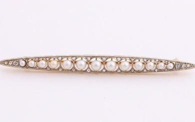 Yellow gold bar brooch, 585/000, with pearls, graded in
