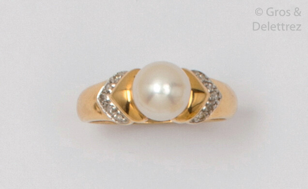 Yellow gold ring, adorned with a cultured pearl...