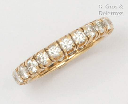 Yellow gold wedding band, entirely set with brilliant-cut diamonds. Finger size: 56. Rough weight: 3.9g.