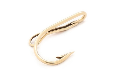 A 14k gold tie pin in the shape of a fish hook. L. 5 cm. Weight app. 6.5 g.