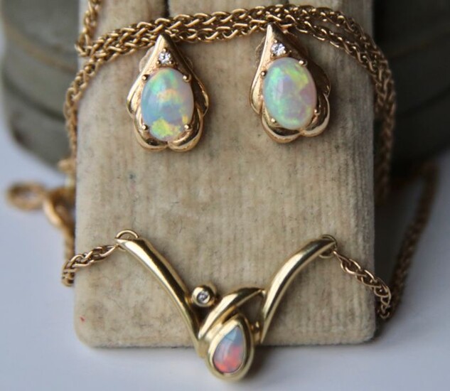 14 kt. Yellow gold - Earrings, Necklace Opal - Diamonds, manual labor.Germany