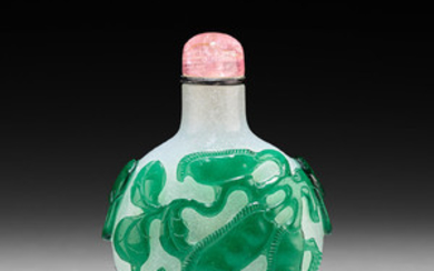 A GREEN OVERLAY SNOWFLAKE GLASS SNUFF BOTTLE