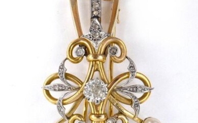 18K yellow gold and platinum brooch decorated with scrolls holding two old-cut diamonds, rose-cut diamonds and three white pearls (unstudded). Dimensions: 7.3 x 3.3 cm. Gross weight : 13.36 gr. A gold, diamond and pearl brooch.