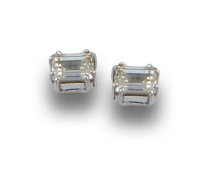 18kt white gold 18 kt. diamond stud earrings, emerald