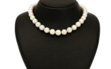 1927/1161 - A pearl necklace of numerous cultured pearls and a 14k gold clasp. Pearl diam. 10-12 mm. L. 41.5 cm.